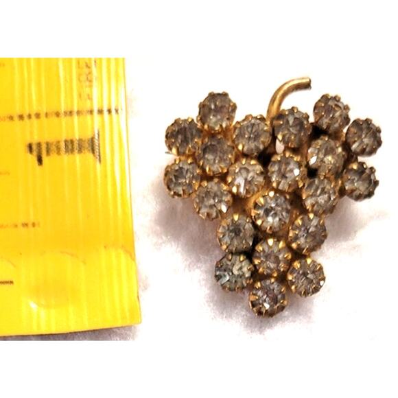Clear Rhinestone Grapes Fruit Cluster Bunch Goldtone Brooch Prong Set Vintage - Picture 2 of 8